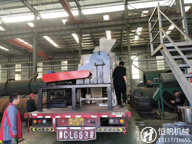 貴州貞豐縣牛糞有機(jī)肥粉狀生產(chǎn)線裝車(chē)發(fā)貨(圖4) 有機(jī)肥粉碎機(jī)