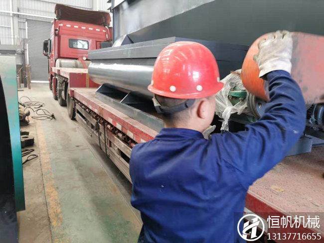 貴州貞豐縣牛糞有機(jī)肥粉狀生產(chǎn)線裝車(chē)發(fā)貨(圖1) 貴州有機(jī)肥生產(chǎn)線攪拌機(jī)發(fā)貨