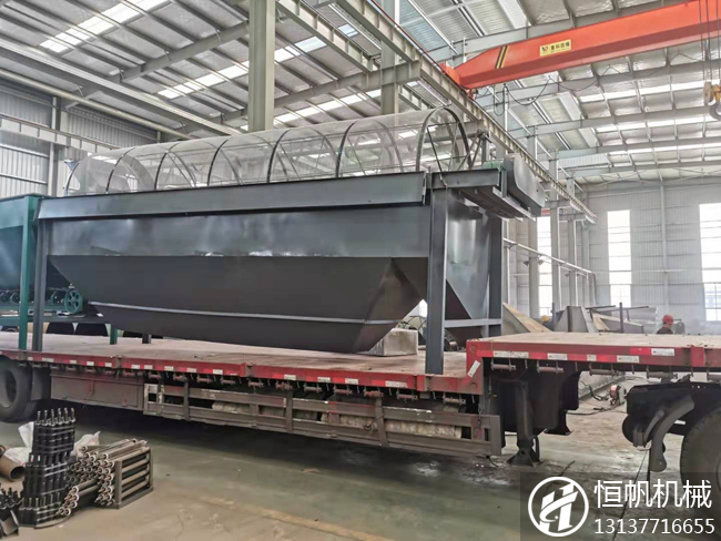 貴州貞豐縣牛糞有機(jī)肥粉狀生產(chǎn)線裝車(chē)發(fā)貨(圖2) 貴州滾筒篩分機(jī)